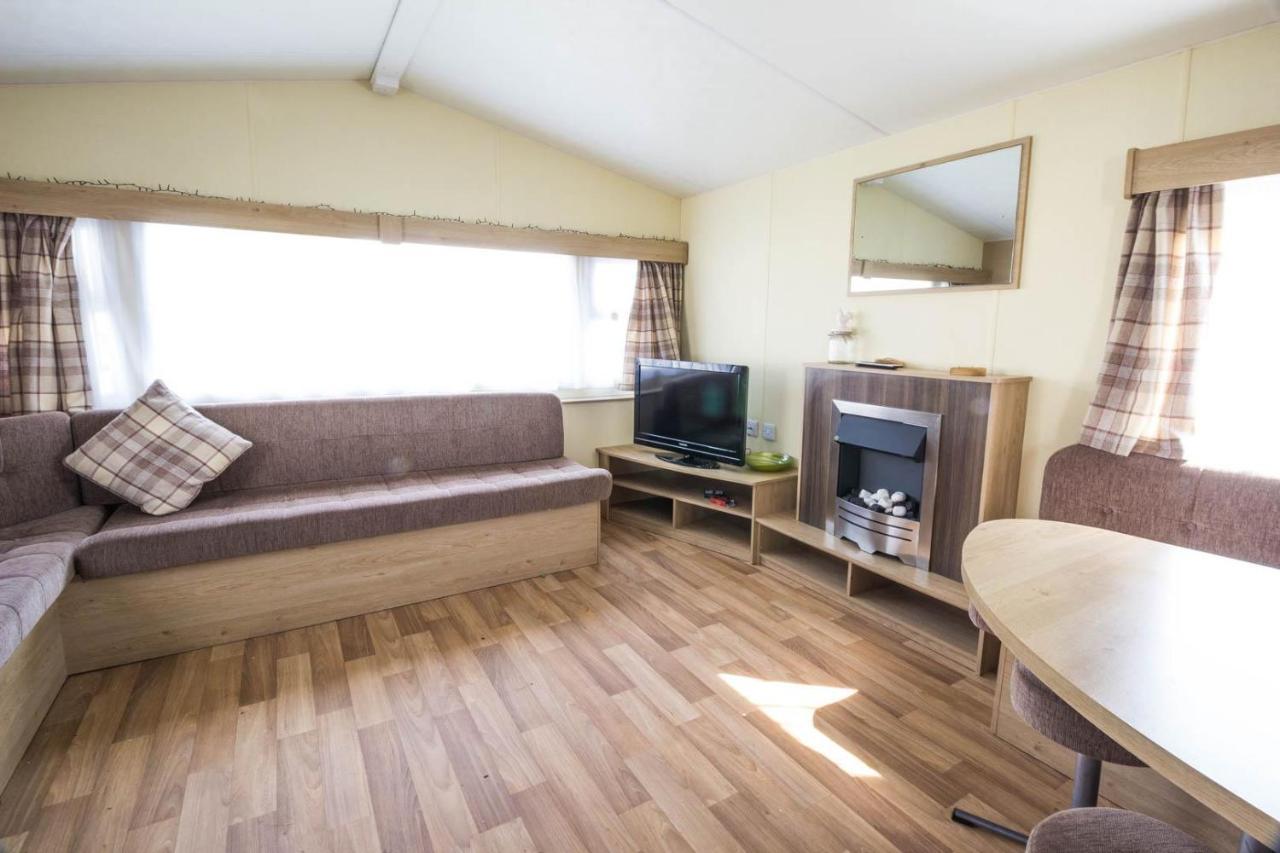 Superb 8 Berth Caravan Near Walton-On-The-Naze In Essex Ref 17175 Eksteriør bilde