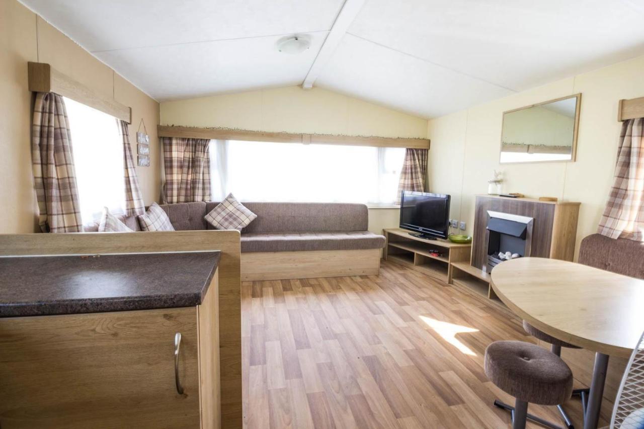 Superb 8 Berth Caravan Near Walton-On-The-Naze In Essex Ref 17175 Eksteriør bilde