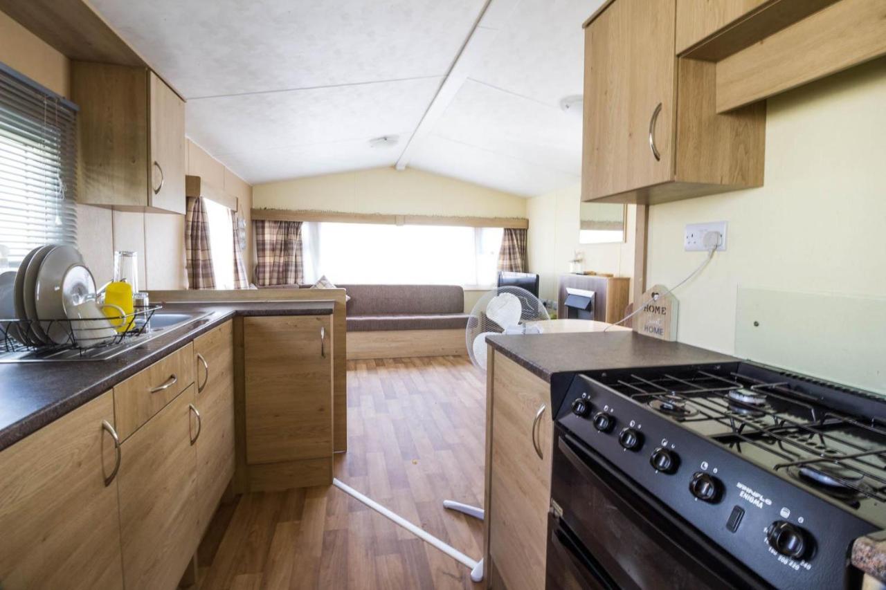 Superb 8 Berth Caravan Near Walton-On-The-Naze In Essex Ref 17175 Eksteriør bilde