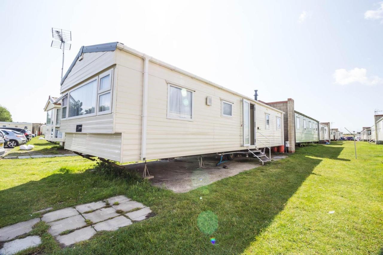 Superb 8 Berth Caravan Near Walton-On-The-Naze In Essex Ref 17175 Eksteriør bilde