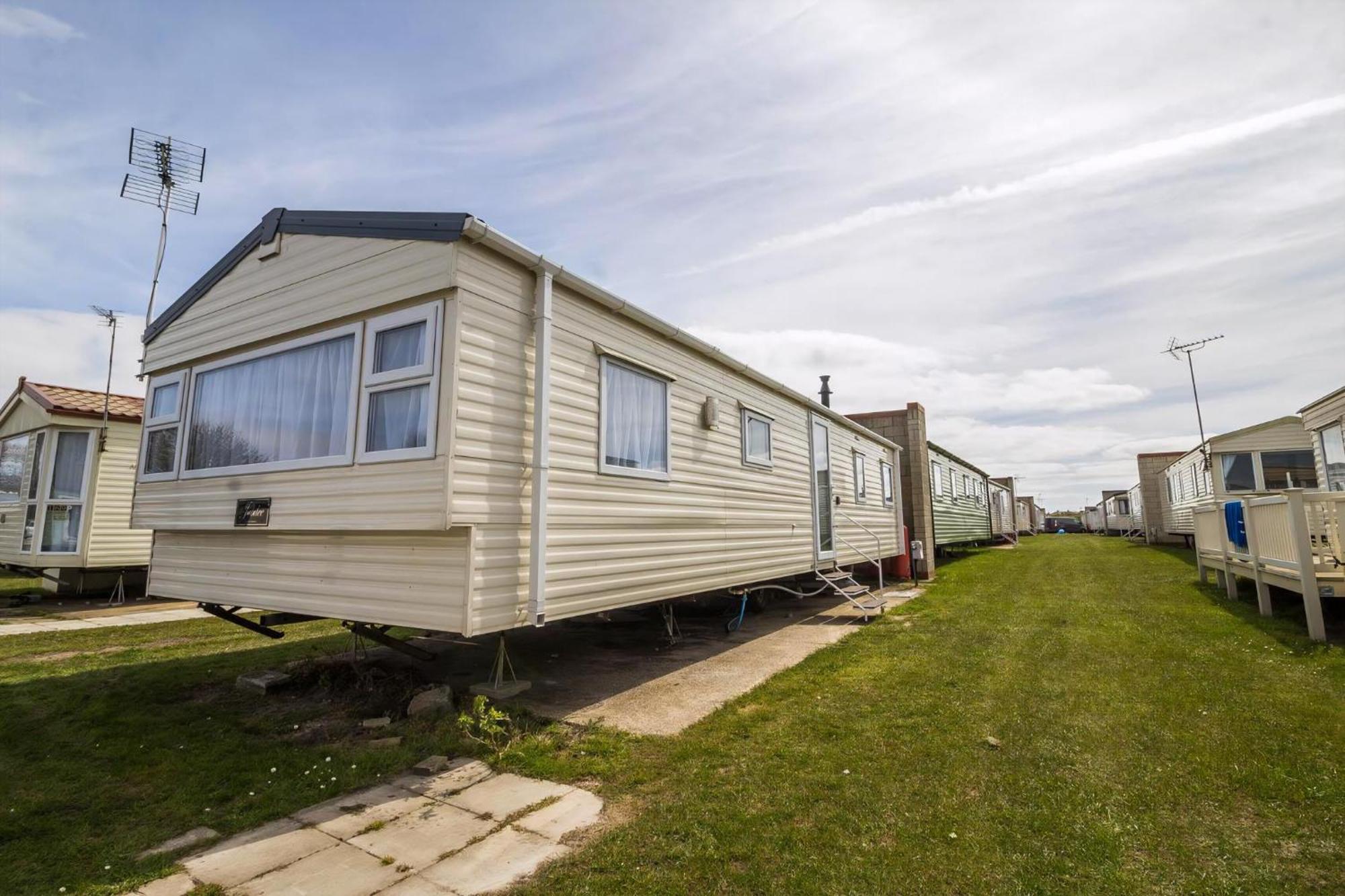 Superb 8 Berth Caravan Near Walton-On-The-Naze In Essex Ref 17175 Eksteriør bilde