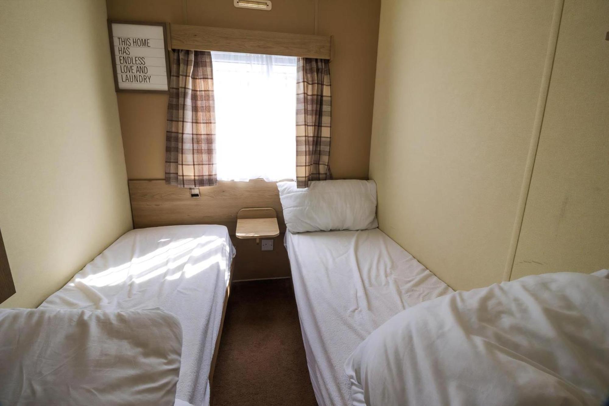 Superb 8 Berth Caravan Near Walton-On-The-Naze In Essex Ref 17175 Eksteriør bilde