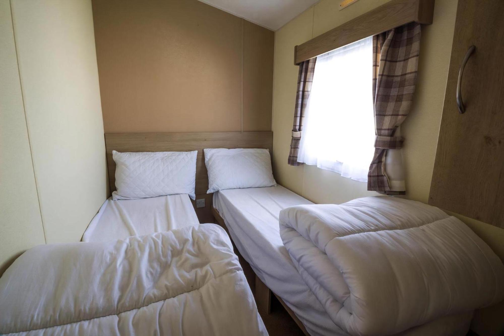 Superb 8 Berth Caravan Near Walton-On-The-Naze In Essex Ref 17175 Eksteriør bilde