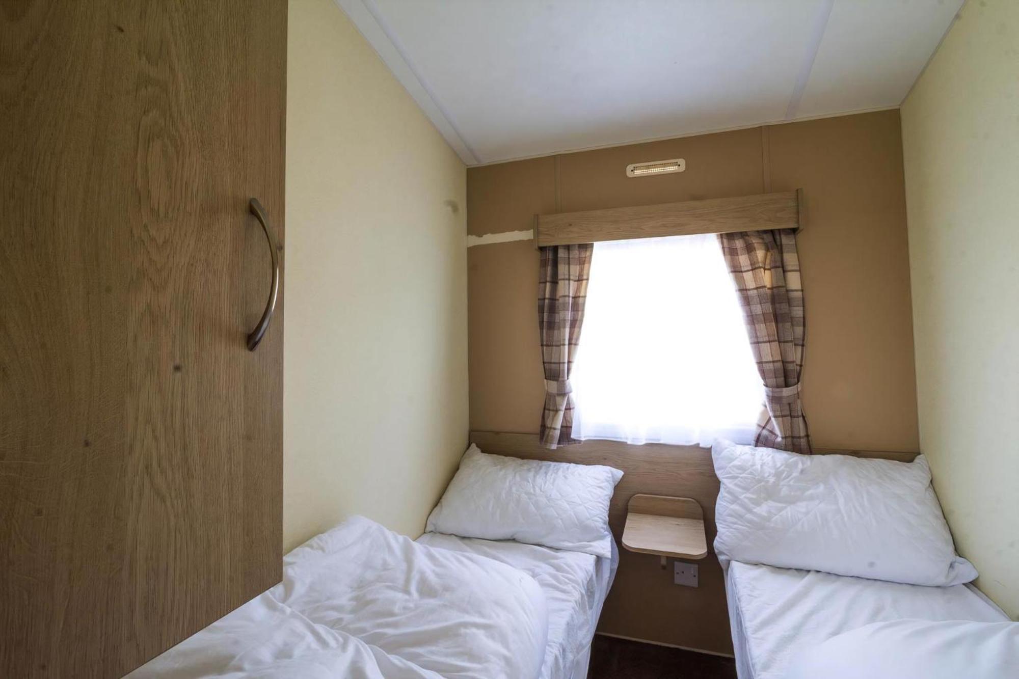 Superb 8 Berth Caravan Near Walton-On-The-Naze In Essex Ref 17175 Eksteriør bilde